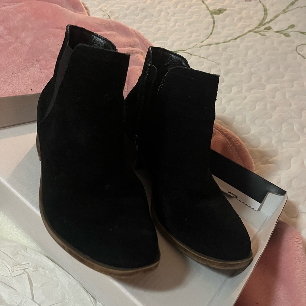 Kensie Garry Black Suede Ankle Boots (size 8)